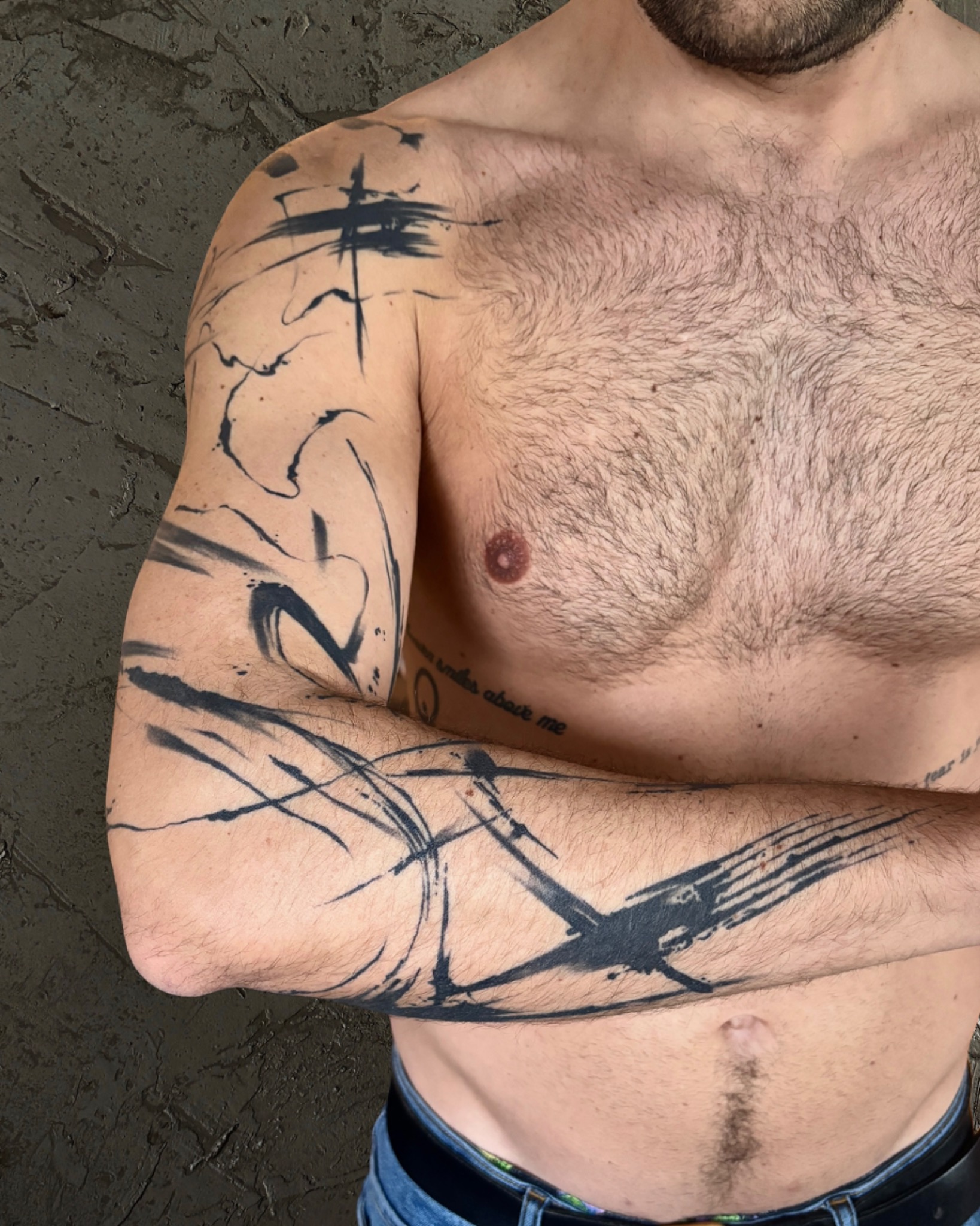 Abstrakte Tattoo-Komposition mit freien Linien und gestischen Flächen