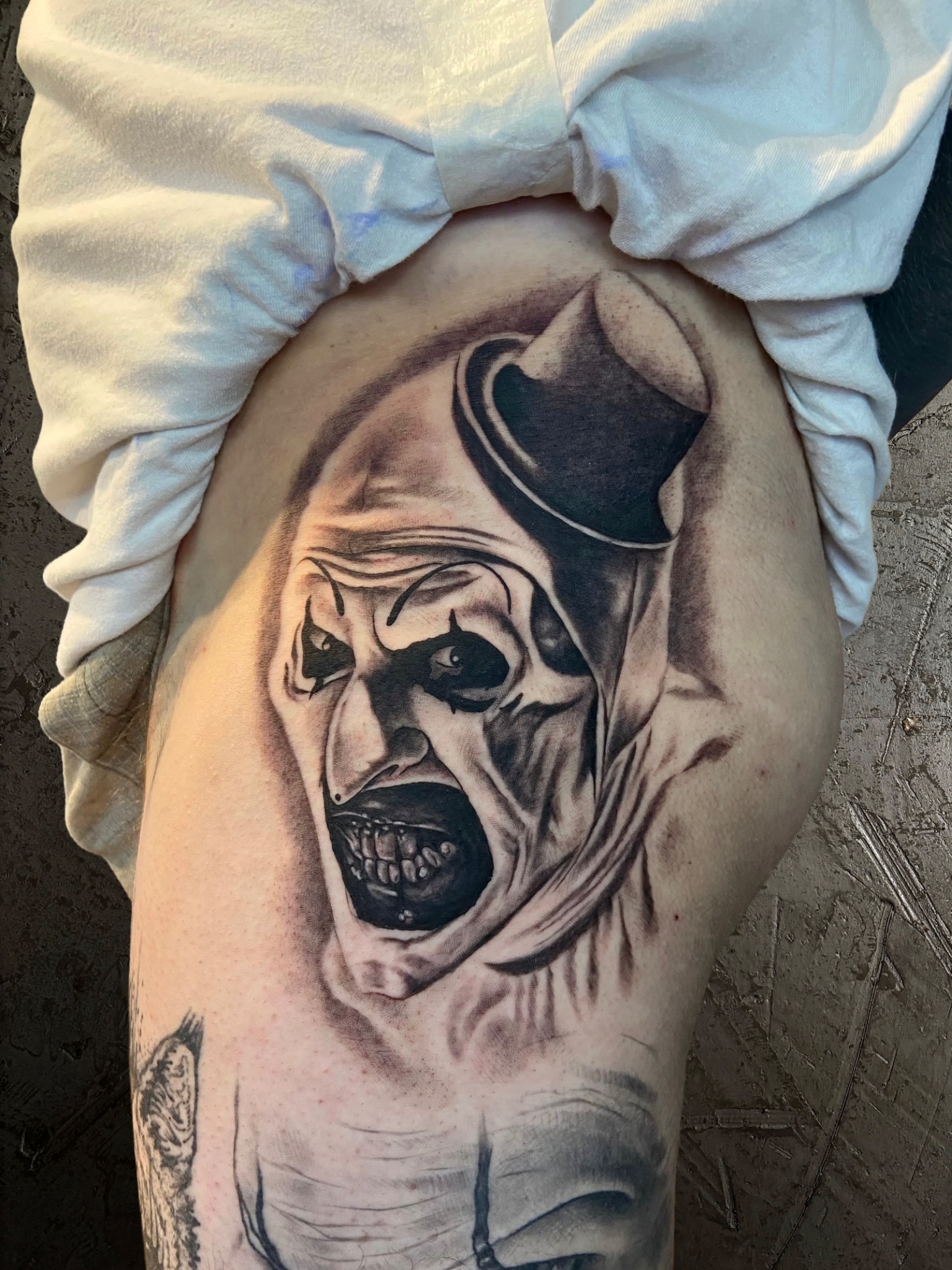 Realistisches düsteres Clownporträt als Black-and-Grey-Tattoo